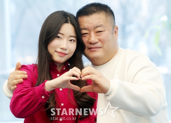 엠넷 '캡틴' TOP2 김한별(사진 왼쪽)과 아버지/사진=김창현 기자 chmt@