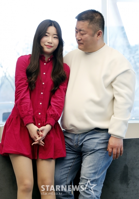 엠넷 '캡틴' TOP2 김한별(사진 왼쪽)과 아버지/사진=김창현 기자 chmt@