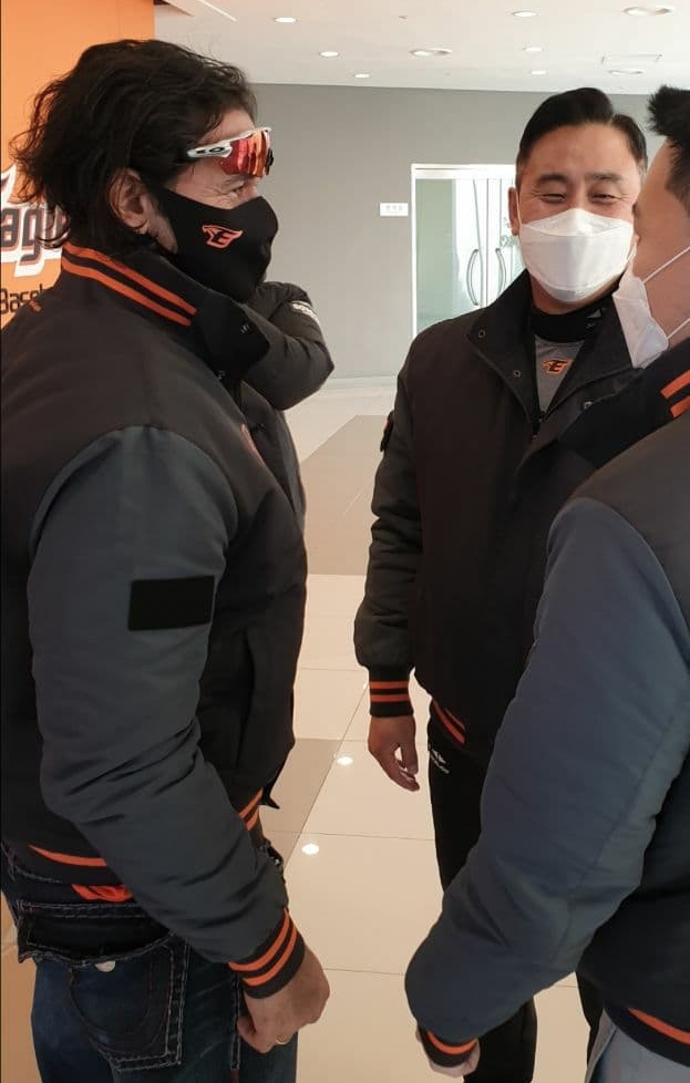 수베로 감독(왼쪽)과 최원호 퓨처스 감독. /사진=한화 이글스 제공