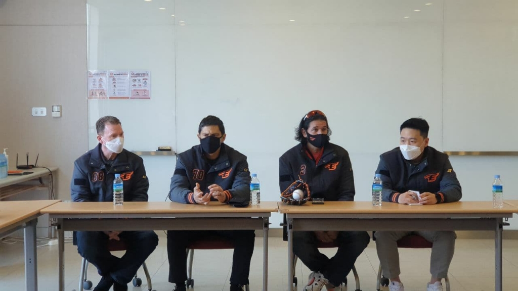 수베로 감독(오른쪽에서 두 번째)과 로사도 코치(왼쪽), 케네디 코치. /사진=한화 이글스 제공