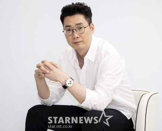 넷플릭스 '범인은 바로 너!' 시즌3 조효진 PD가 28일 인터뷰에 앞서 포즈를 취하고 있다.'범인은 바로 너!' 시즌3(연출 조효진)은 추리도 예능도 진심이었던 허당 탐정단이 완전체로 다시 뭉쳐 한층 더 거대해진 음모의 종착지로 달려가며 벌어지는 생고생 버라이어티로 유재석, 이승기, 이광수, 박민영, 김종민, 세훈, 세정이 출연한다. / 사진제공 = 넷플릭스