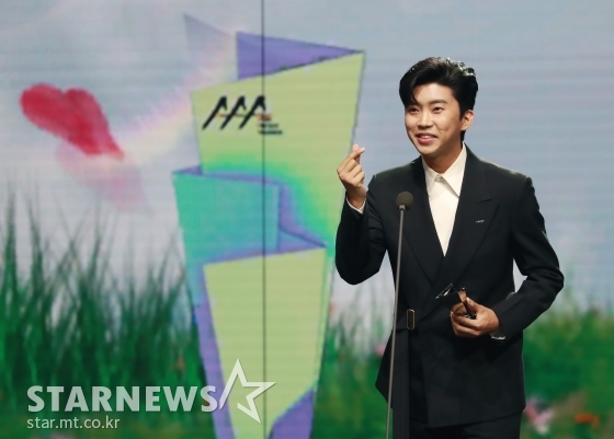 가수 임영웅이 28일 라이브엑스와 마이뮤직테이스트로 동시 방송된 2020 Asia Artist Awards(2020 아시아 아티스트 어워즈, 2020 AAA)에서 트로트 부문 최애돌인기상을 수상한 뒤 소감을 말하고 있다.스타뉴스가 주최하고 AAA 조직위원회가 주관하는 AAA는 어디에서도 보지 못했던 새로운 무대를 선보이며 전 세계 팬들의 눈과 귀를 사로잡아 명실상부 NO.1 글로벌 시상식으로 거듭났다. / 사진=이동훈 기자 photoguy@