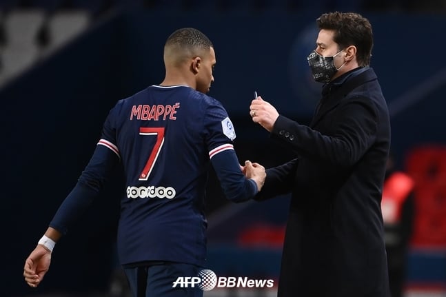 음바페(왼쪽)과 마우리시오 포체티노 PSG 감독./AFPBBNews=뉴스1