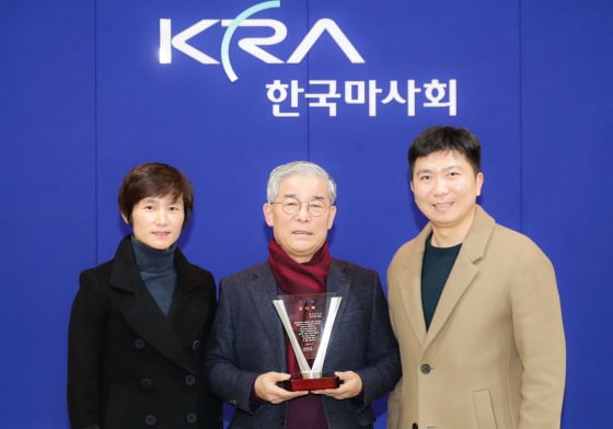 현정화(좌측부터) 김낙순 회장, 유승민/사진제공=한국마사회