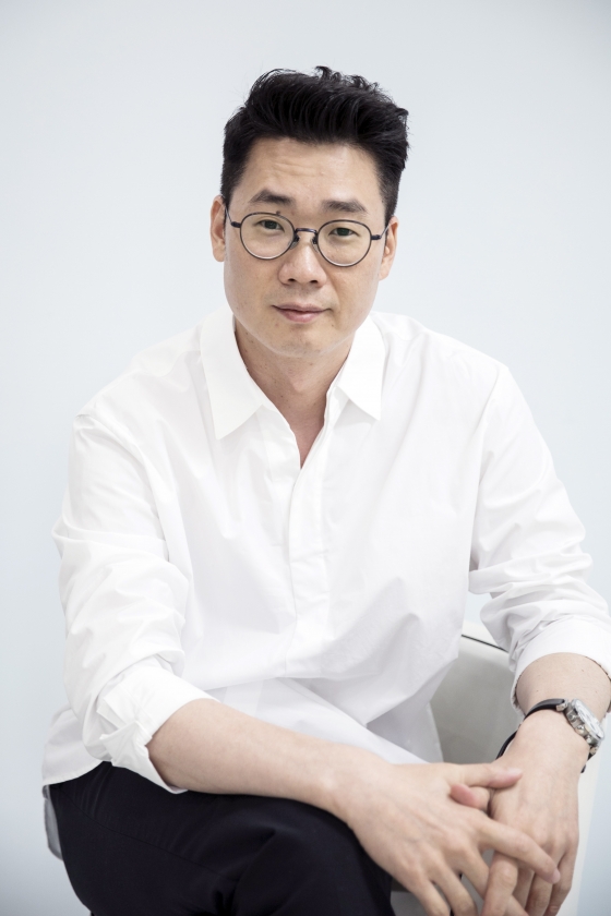 넷플릭스 '범인은 바로 너!' 시즌3 조효진 PD가 28일 인터뷰에 앞서 포즈를 취하고 있다.'범인은 바로 너!' 시즌3(연출 조효진)은 추리도 예능도 진심이었던 허당 탐정단이 완전체로 다시 뭉쳐 한층 더 거대해진 음모의 종착지로 달려가며 벌어지는 생고생 버라이어티로 유재석, 이승기, 이광수, 박민영, 김종민, 세훈, 세정이 출연한다. / 사진제공 = 넷플릭스