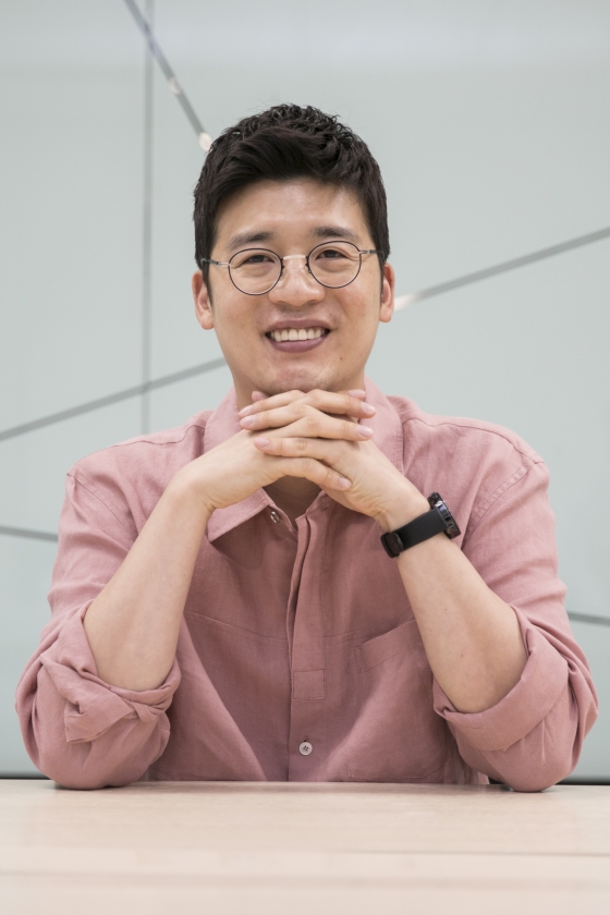 넷플릭스 '범인은 바로 너!' 시즌3 고민석 PD가 28일 인터뷰에 앞서 포즈를 취하고 있다.'범인은 바로 너!' 시즌3(연출 조효진)은 추리도 예능도 진심이었던 허당 탐정단이 완전체로 다시 뭉쳐 한층 더 거대해진 음모의 종착지로 달려가며 벌어지는 생고생 버라이어티로 유재석, 이승기, 이광수, 박민영, 김종민, 세훈, 세정이 출연한다. / 사진제공 = 넷플릭스