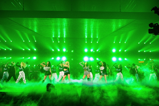걸그룹 블랙핑크가 31일 데뷔 후 첫 라이브스트림 콘서트 'THE SHOW'에서 멋진 무대를 선보이고 있다.이날 콘서트에서는 '뚜두뚜두', '마지막처럼', '킬 디스 러브', '하우 유 라이크 댓' 등 블랙핑크의 히트곡들과 정규 1집 'THE ALBUM' 수록곡의 라이브 무대가 공개됐다. / 사진제공 = YG엔터테인먼트 / 사진=김창현 기자 chmt@