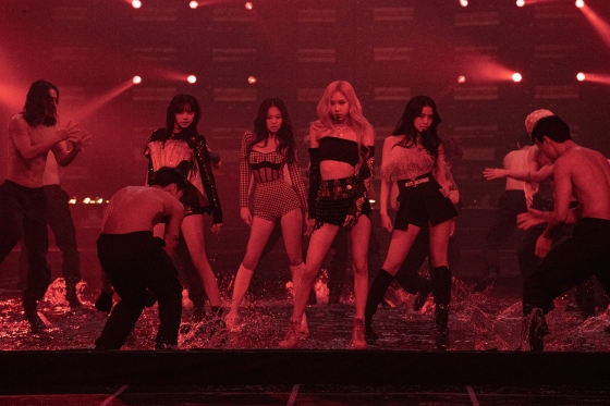 걸그룹 블랙핑크가 31일 데뷔 후 첫 라이브스트림 콘서트 'THE SHOW'에서 멋진 무대를 선보이고 있다.이날 콘서트에서는 '뚜두뚜두', '마지막처럼', '킬 디스 러브', '하우 유 라이크 댓' 등 블랙핑크의 히트곡들과 정규 1집 'THE ALBUM' 수록곡의 라이브 무대가 공개됐다. / 사진제공 = YG엔터테인먼트 / 사진=김창현 기자 chmt@