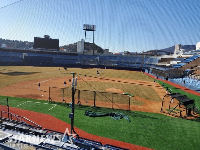 2일 오전 NC 투수들의 롱토스 훈련 모습. /사진=김동영 기자