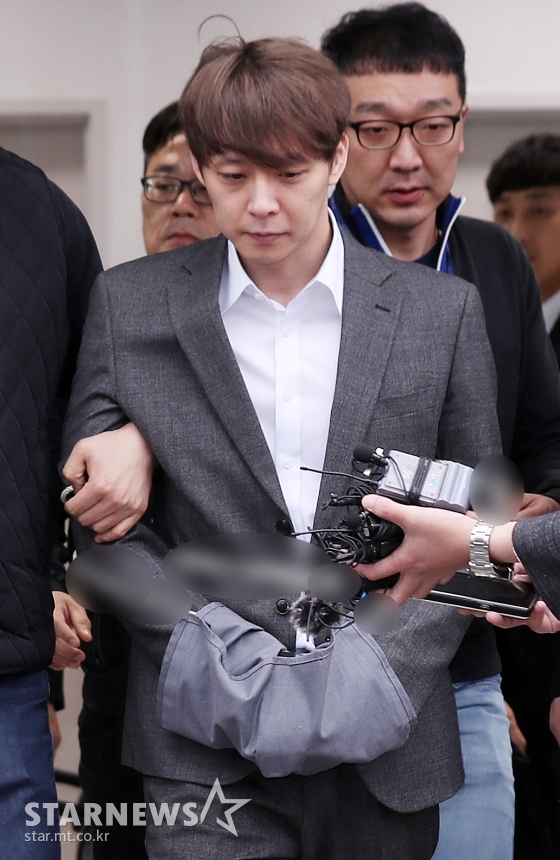  필로폰 투약 혐의를 받고 있는 가수 겸 배우 박유천이 26일 오후 구속 전 피의자 심문 영장실질심사를 받은 뒤 수원남부경찰서로 향하고 있다. / 사진=김휘선 기자 hwijpg@