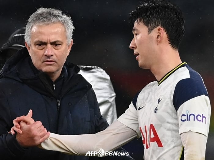 5일(한국시간) 첼시전 0-1 패배 후 아쉬운 표정을 짓고 있는 손흥민(오른쪽)과 무리뉴 감독. /AFPBBNews=뉴스1