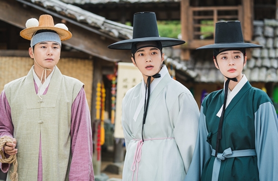 KBS 2TV 월화드라마 '암행어사: 조선비밀수사단'의 이이경(사진 맨 왼쪽부터 오른쪽으로), 김명수, 권나라/사진=아이윌 미디어