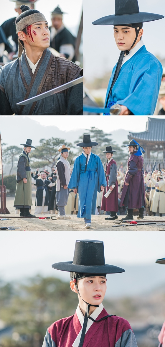 KBS 2TV 월화드라마 '암행어사: 조선비밀수사단' 김명수(사진 맨 위 오른쪽)가 이태환에게 칼을 겨눴다./사진제공=아이윌 미디어