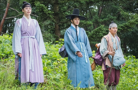 KBS 2TV 월화드라마 '암행어사: 조선비밀수사단'의 권나라(사진 맨 왼쪽부터 오른쪽으로), 김명수, 이이경/사진제공=아이윌미디어