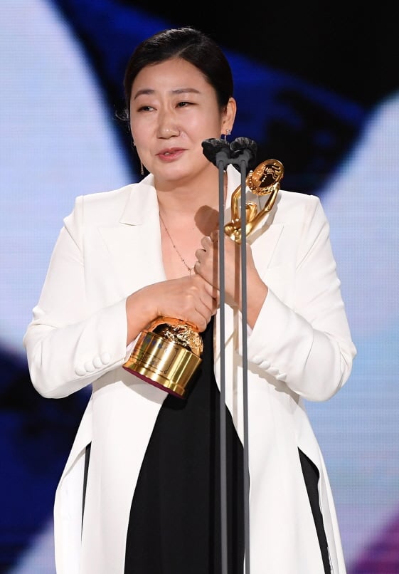 라미란이 제41회 청룡영화상에서 '정직한 후보'로 생애 첫 여우주연상을 수상했다./사진제공=스포츠조선
