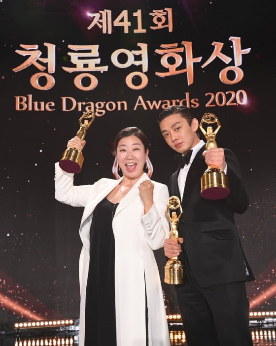 제41회 청룡영화상에서 남녀주연상을 받은 라미란과 유아인이 강형철 감독의 신작 '하이파이브'에서 호흡을 맞춘다. 사진제공=스포츠조선