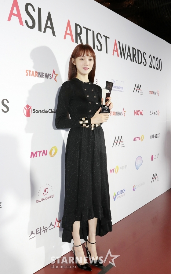 배우 이성이 28일 마이뮤직테이스트에서 중계된 2020 Asia Artist Awards(2020 아시아 아티스트 어워즈, 2020 AAA)에서 AAA 베스트 액터 상을 수상한 뒤 포즈를 취하고 있다. AAA는 스타뉴스가 주최하고 AAA 조직위원회가 주관하는 가수 배우 통합 시상식이다. / 사진=김창현 기자 chmt@
