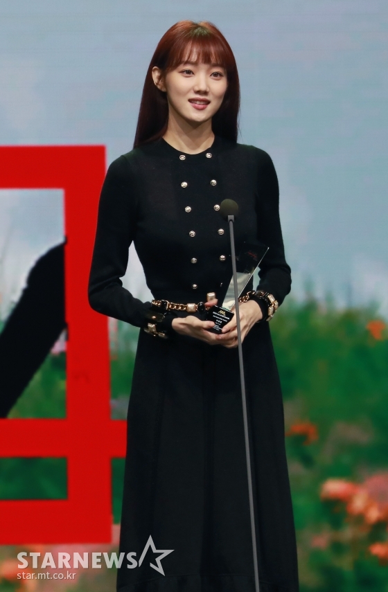 배우 이성경이 28일 마이뮤직테이스트로 방송된 2020 Asia Artist Awards(2020 아시아 아티스트 어워즈, 2020 AAA)에서 베스트 액터상을 수상한 뒤 소감을 말하고 있다. AAA는 스타뉴스가 주최하고 AAA 조직위원회가 주관하는 가수 배우 통합 시상식이다. /사진=이동훈 기자 photoguy@