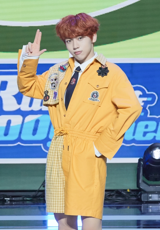 그룹 TOO 민수가 15일 오후 온라인 생중계로 진행된 두 번째 미니앨범 'Running TOOgether'(러닝 투게더) 발매 기념 쇼케이스에서 신곡을 선보이고 있다. /사진제공=스톤뮤직엔터테인먼트, n.CH엔터테인먼트