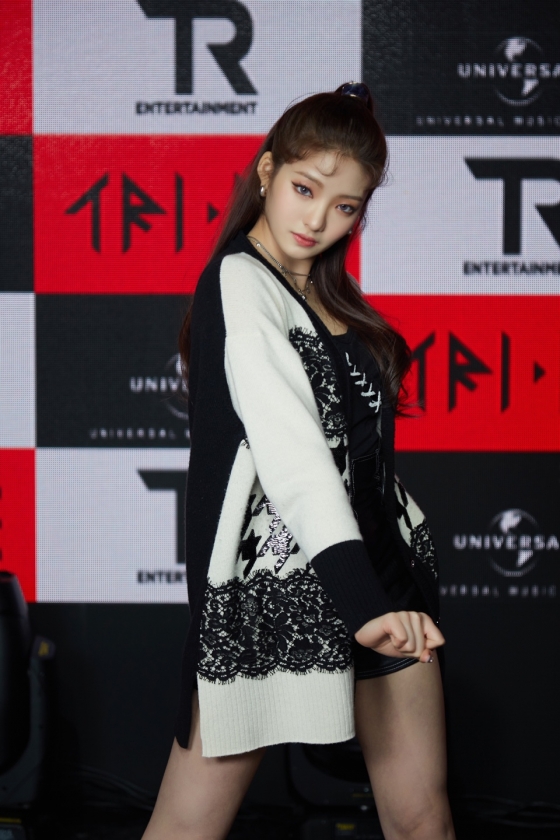 걸그룹 트라이비 현빈이 17일 온라인으로 진행된 첫 번째 싱글 'TRI.BEDaLoca (트라이비 다 로카)' 발매 기념 소케이스에서 포즈를 취하고 있다.트라이비는 가요계 대표 히트 메이커 신사동호랭이와 세계 최대 음반사 유니버설뮤직이 공동 제작한 걸그룹이다. 한국인 멤버 송선 진하 현빈 소은과 외국인 멤버 켈리 지아 미레로 구성됐다. / 사진제공 = 티알엔터테인먼트, 멜로우엔터테인먼트