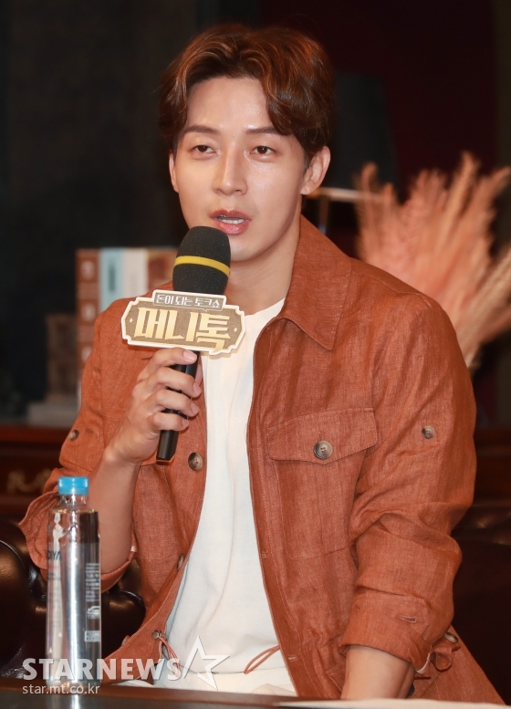 MC 허경환이 3일 오전 경기 고양시 EBS 본사에서 진행된 '돈이 되는 토크쇼 머니톡' 기자간담회에 참석해 질문에 답하고 있다. / 사진=이동훈 기자 photoguy@