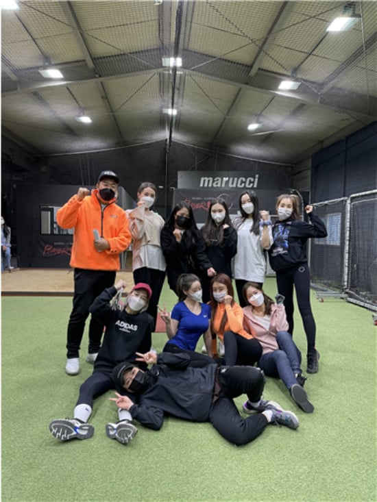 SBO 여자야구단이 4차 훈련을 마친 뒤 함께 모였다. 왼쪽 뒤부터 시계방향으로 이경필 코치, 이정연, 리미혜, 한기옥, 김로사, 김지나, 김은비, 서인아, 서진영, 박진주, 지세희. /사진=SBO 제공