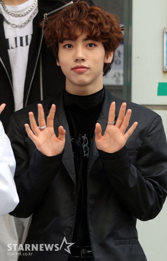 그룹 티오오 웅기가 11일 오전 서울 마포구 상암동주민센터에 제21대 국회의원 선거 사전투표를 하기위해 도착하고 있다. / 사진=임성균 기자 tjdrbs23@