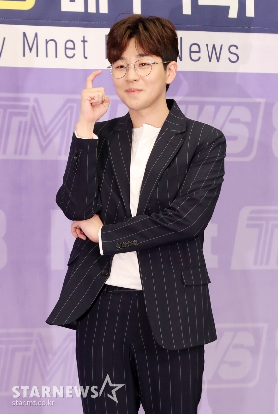 가수 딘딘이 25일 오전 서울 마포구 상암 스탠포드호텔에서 진행된 Mnet 'TMI NEWS' 제작발표회에 참석해 포즈를 취하고 있다. / 사진=김휘선 기자 hwijpg@