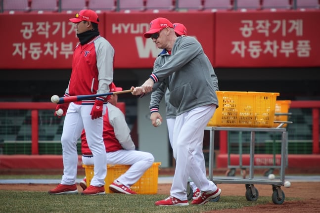 지난 14일 훈련에서 직접 펑고를 쳐주는 윌리엄스 감독. /사진=KIA 타이거즈 제공