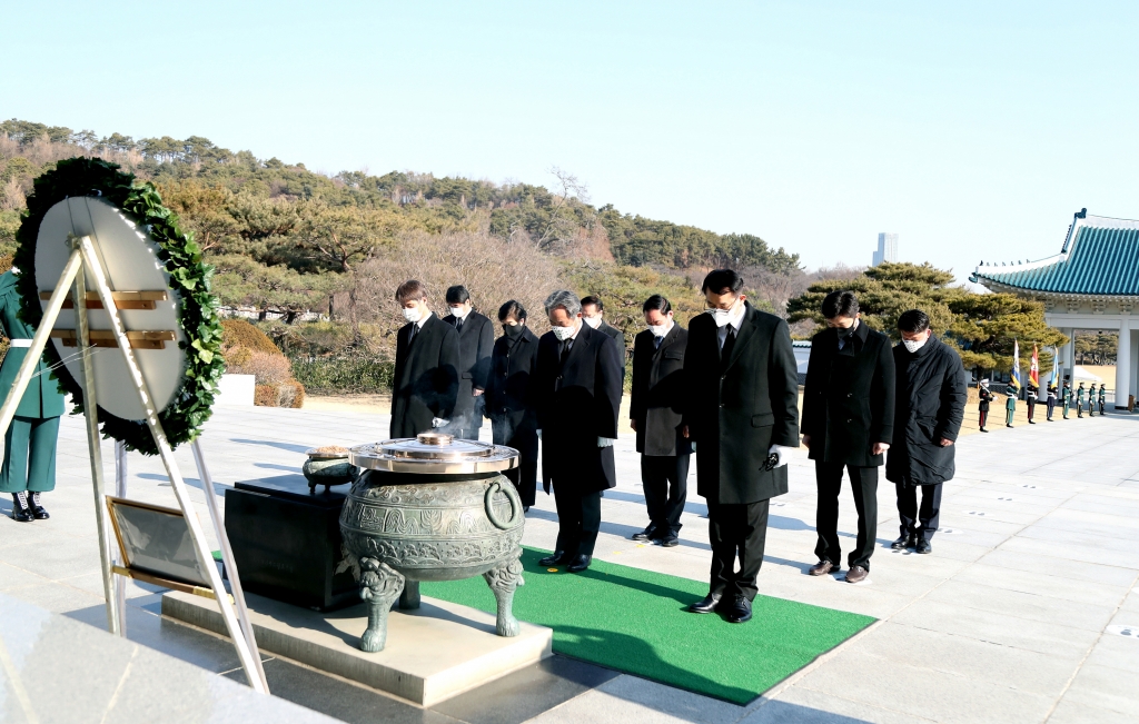 현충원 참배를 하고 있는 이기흥(왼쪽에서 네 번째) 대한체육회장. /사진=대한체육회 제공
