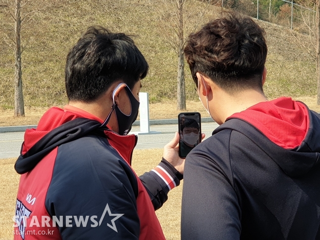 양현종과 영상 통화를 하고 있는 배경수 1군 매니저(왼쪽)와 홍보팀 관계자. /사진=박수진 기자