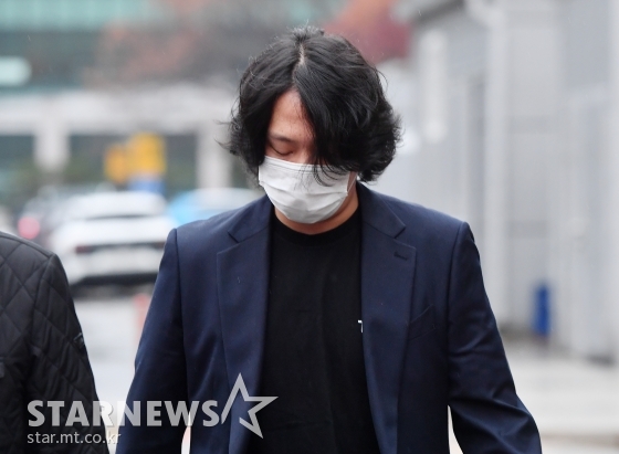 성추행 혐의를 받고 있는 그룹 B.A.P 출신 힘찬(본명 김힘찬)이 18일 오후 서울 서초구 중앙지법에서 진행된 8차 공판을 마친 뒤 차량으로 이동하고 있다.힘찬은 2018년 7월 24일 경기도 남양주시 조안면의 한 펜션에서 동행한 20대 여성 A씨를 성추행 한 혐의를 받는다. / 사진=김창현 기자 chmt@