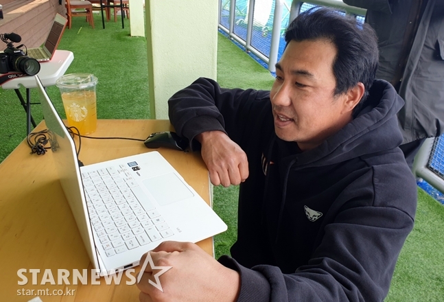 추신수의 영상 메시지를 보고 있는 김강민./사진=심혜진 기자