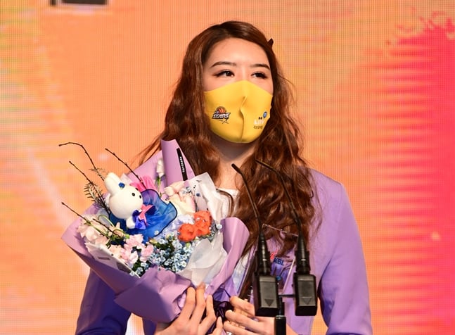 박지수가 MVP를 수상한 뒤 소감을 밝히고 있다. /사진=WKBL 제공