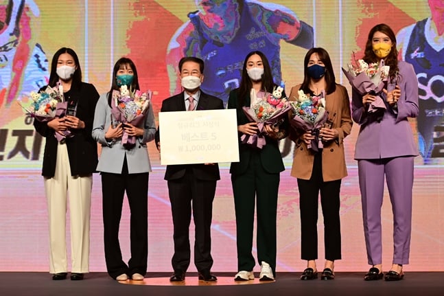 베스트5 수상자들. 박지현(왼쪽부터), 신지현, 권혁운 대한농구협회장, 김소니아, 김단비, 박지수. /사진=WKBL 제공