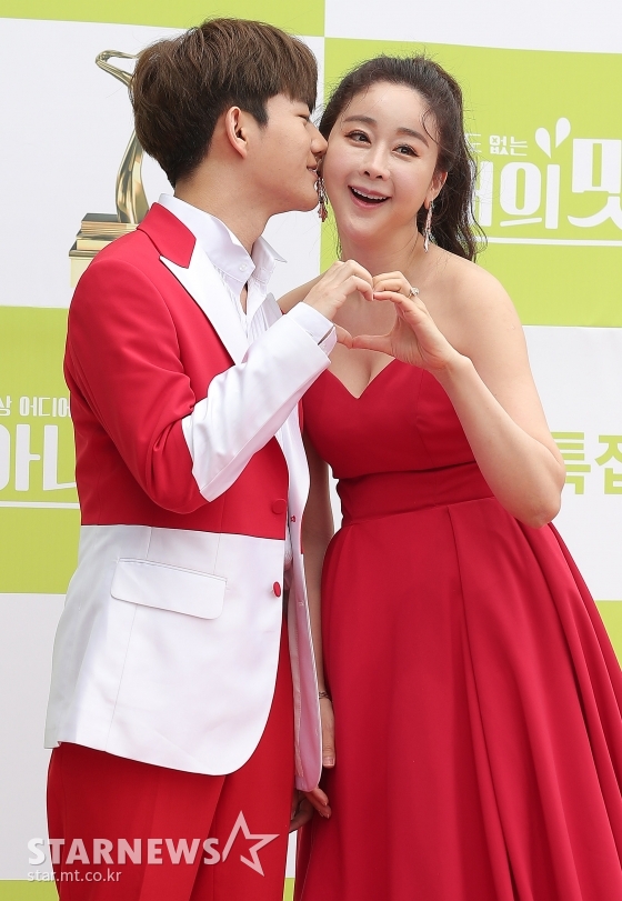 방송인 함소원, 남편 진화가 21일 오전 인천광역시 영종도 파라다이스시티 스튜디오파라다이스에서 진행된 TV조선 예능 '아내의 맛' 100회 특집 포토 행사에 참석해 포즈를 취하고 있다. / 사진=김창현 기자 chmt@