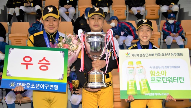 제6회 순창군수배 전국유소년야구대회 우승을 차지한 경기 남양주야놀유소년야구단. /사진=대한유소년야구연맹 제공