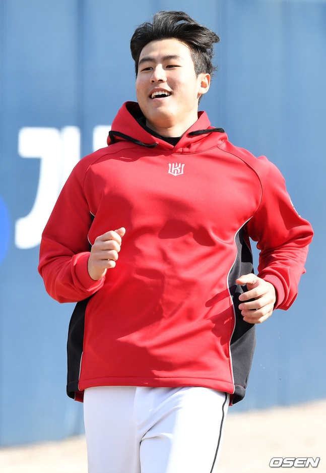 KT 김건형.
