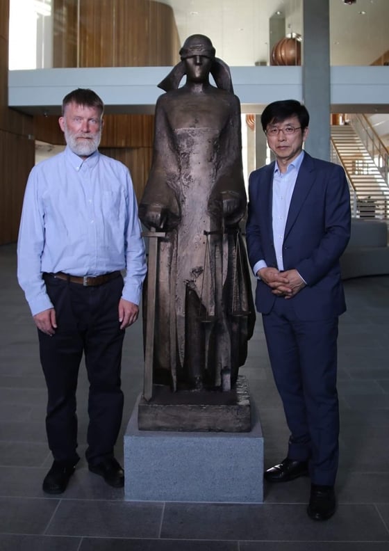 마크 서부 고등법원에서 라스아너슨 판사와 함께 한 구수환 감독(사진 오른쪽)/사진제공=이태석재단
