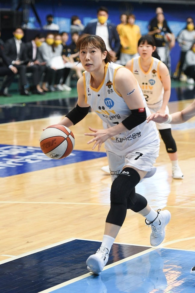 내외곽에서 활약하며 팀 승리를 이끈 KB스타즈 강아정. /사진=WKBL 제공