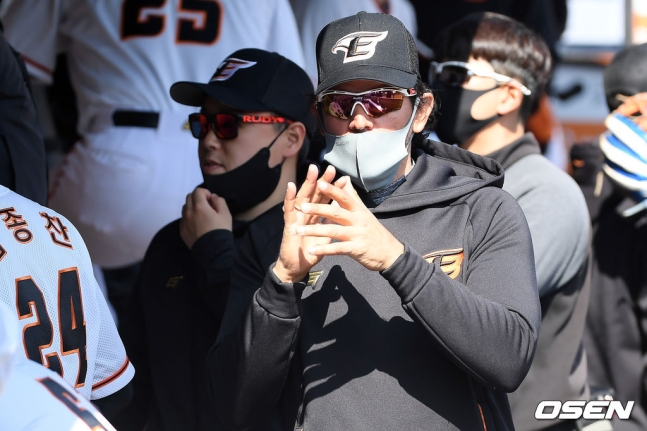 수베로 감독이 5일 열린 키움과 연습경기 도중 선수들에게 박수를 보내고 있다.