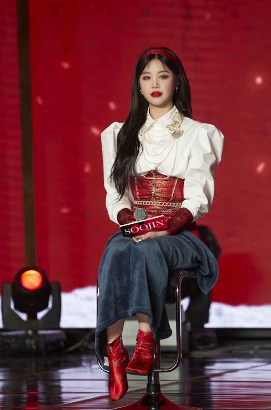 걸그룹 (여자)아이들 수진이 11일 오후 온라인 생중계로 진행된 네 번째 미니앨범 ‘I burn'(아이 번) 발매 기념 쇼케이스에서 질문에 답하고 있다. /사진제공= 큐브엔터테인먼트
