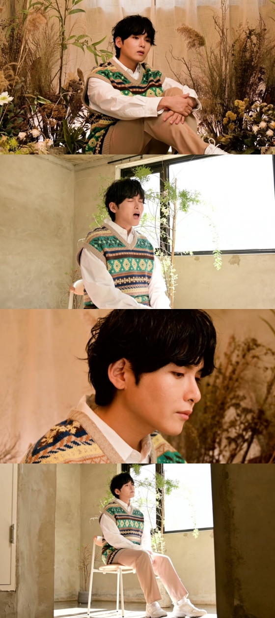 슈퍼주니어 려욱의 유튜브 채널 '려욱이의 아지트'에 공개된 인도네시아 곡 'Terlanju Mencinta'커버 영상 화면 캡처