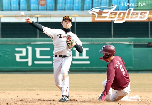 6일 키움과 연습경기에서 강경학(왼쪽)이 2루 주자 신준우(오른쪽)를 아웃시킨 뒤 1루로 공을 던지고 있다. /사진=한화 이글스 제공