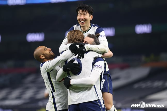 8일 크리스탈 팰리스전서 2-1로 토트넘이 리드를 갖고 오자 손흥민(위)을 비롯한 선수들이 기뻐하고 있다. /AFPBBNews=뉴스1