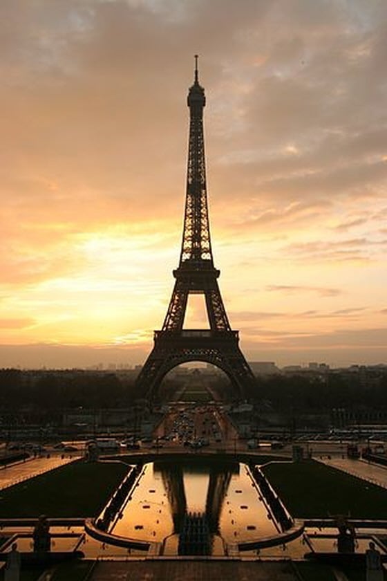 The Eiffel Tower.  사진제공: Tristan Nitot via Wikimedia Commons.