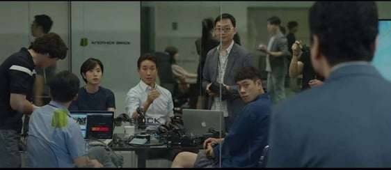 봉준호 감독과 '괴물'로 인연을 맺어 '기생충'에 출연한 박재욱 이사(서 있는 사람)