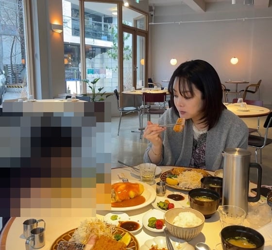 배우 채림이 아들과 외식에 나선 모습/사진=채림 인스타그램