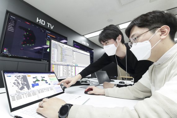 서울 서초구 KT연구개발센터에서 연구원들이 ‘닥터로렌 MW’로 네트워크를 관제하고 있다.