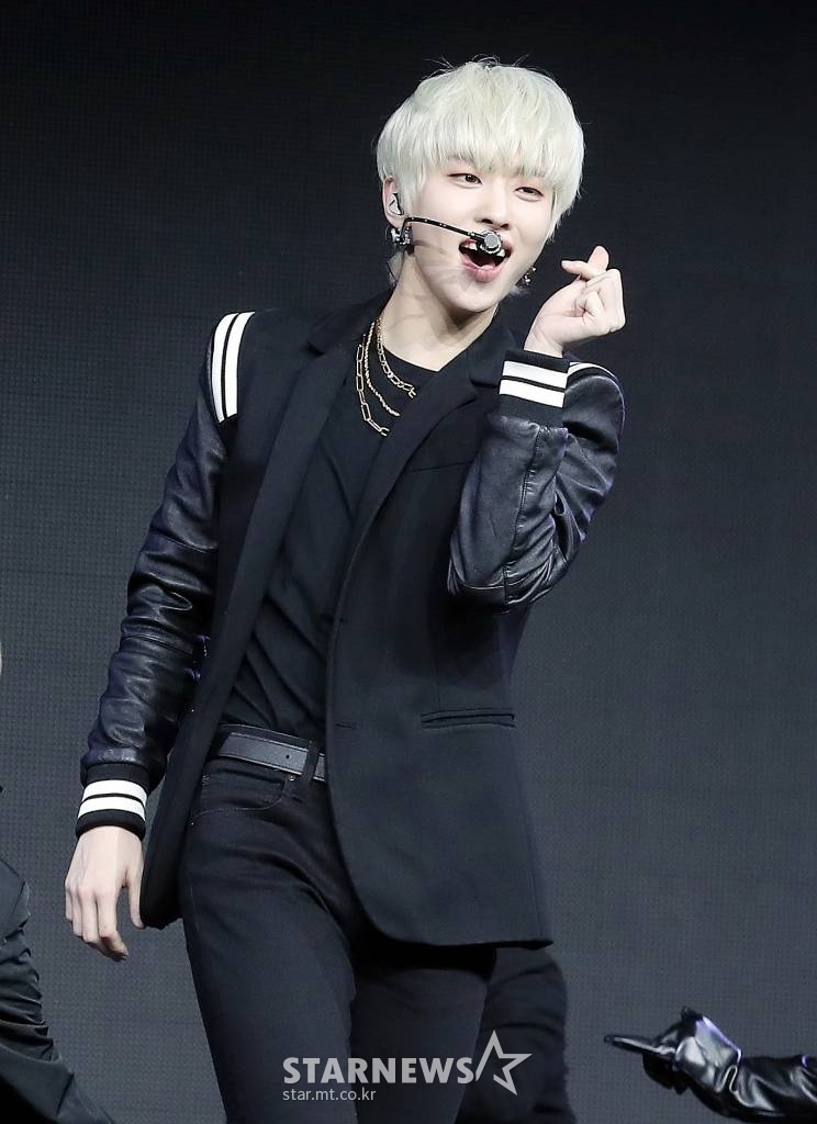 그룹 드리핀((DRIPPIN) 이협이 16일 오후 서울 광진구 광장동 예스24 라이브홀에서 진행된 두 번째 미니앨범 '어 베러 투모로우'(A Better Tomorrow) 발매 기념 쇼케이스에서 멋진 무대를 선보이고 있다.미니 2집 '어 베러 투모로우'는 드리핀이 데뷔 후 느끼고 경험한 다양한 감정 중 '의지'라는 느낌 자체를 자신들만의 시선으로 다채롭게 해석한 앨범이다. 2021.03.16 /사진=김창현 기자 chmt@